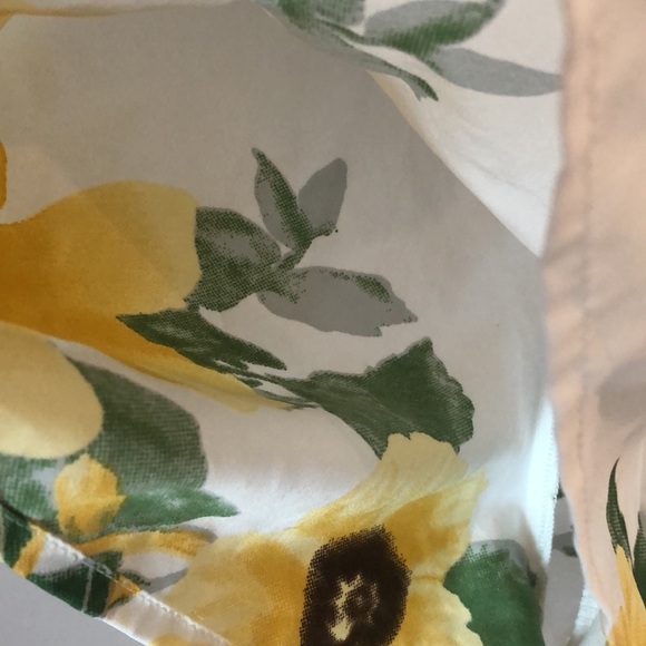 Hint of Blush Romper SZ Small Flare Sleeves White Yellow Flowers Leightweight - Picture 11 of 11